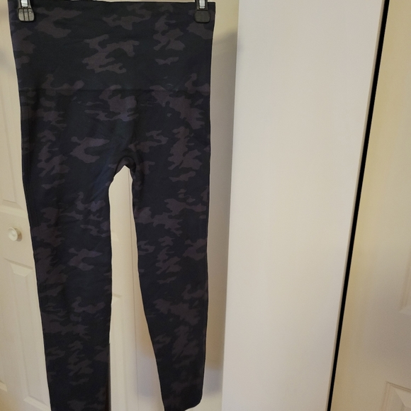 Spanx - Cropped Look At Me Now Watercolor Leggings - Picture 3 of 5